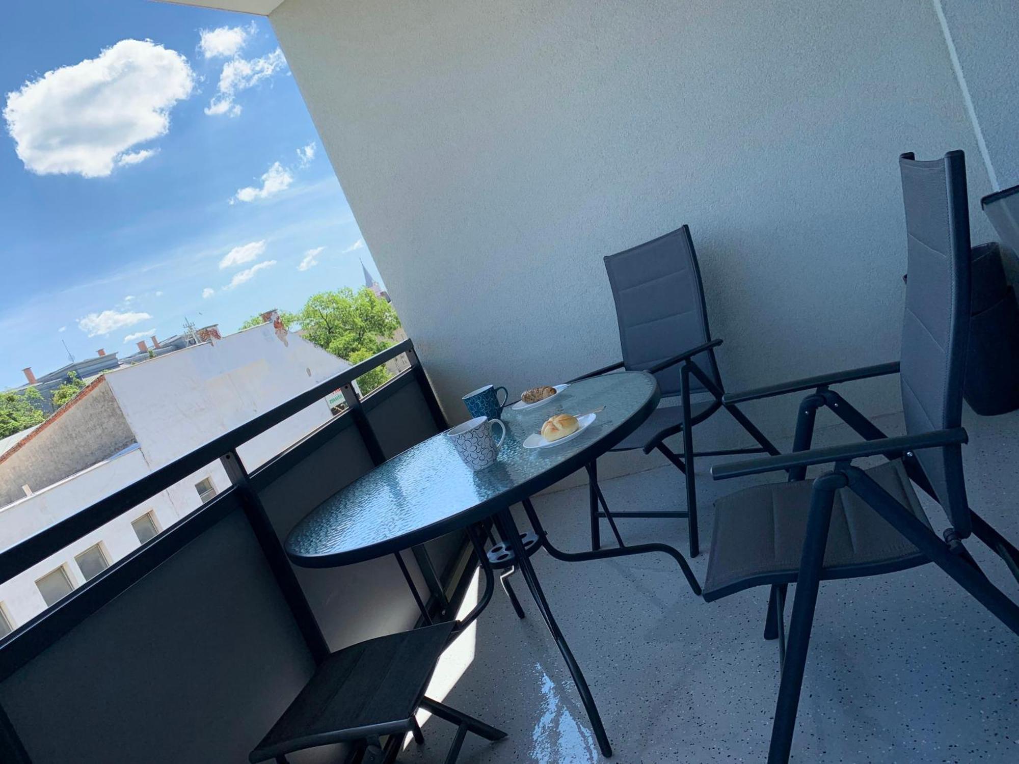 E2 Luxury Oldtown Apt - 2X Parking, Foodstore, Pcscreen, Netflix, Unlimited Music, Crib, Babychair, Fastwifi, Aircon 科希策 外观 照片
