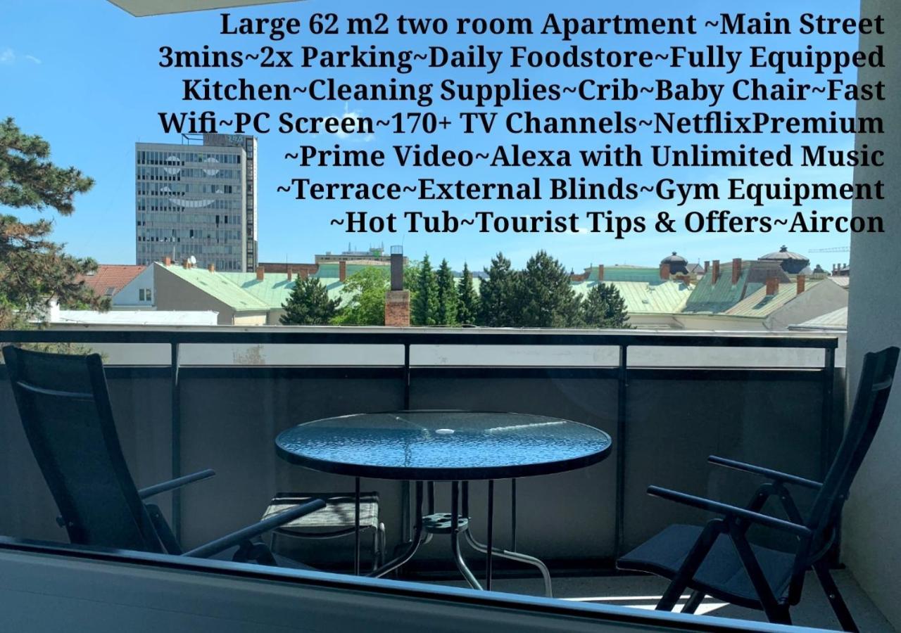E2 Luxury Oldtown Apt - 2X Parking, Foodstore, Pcscreen, Netflix, Unlimited Music, Crib, Babychair, Fastwifi, Aircon 科希策 外观 照片