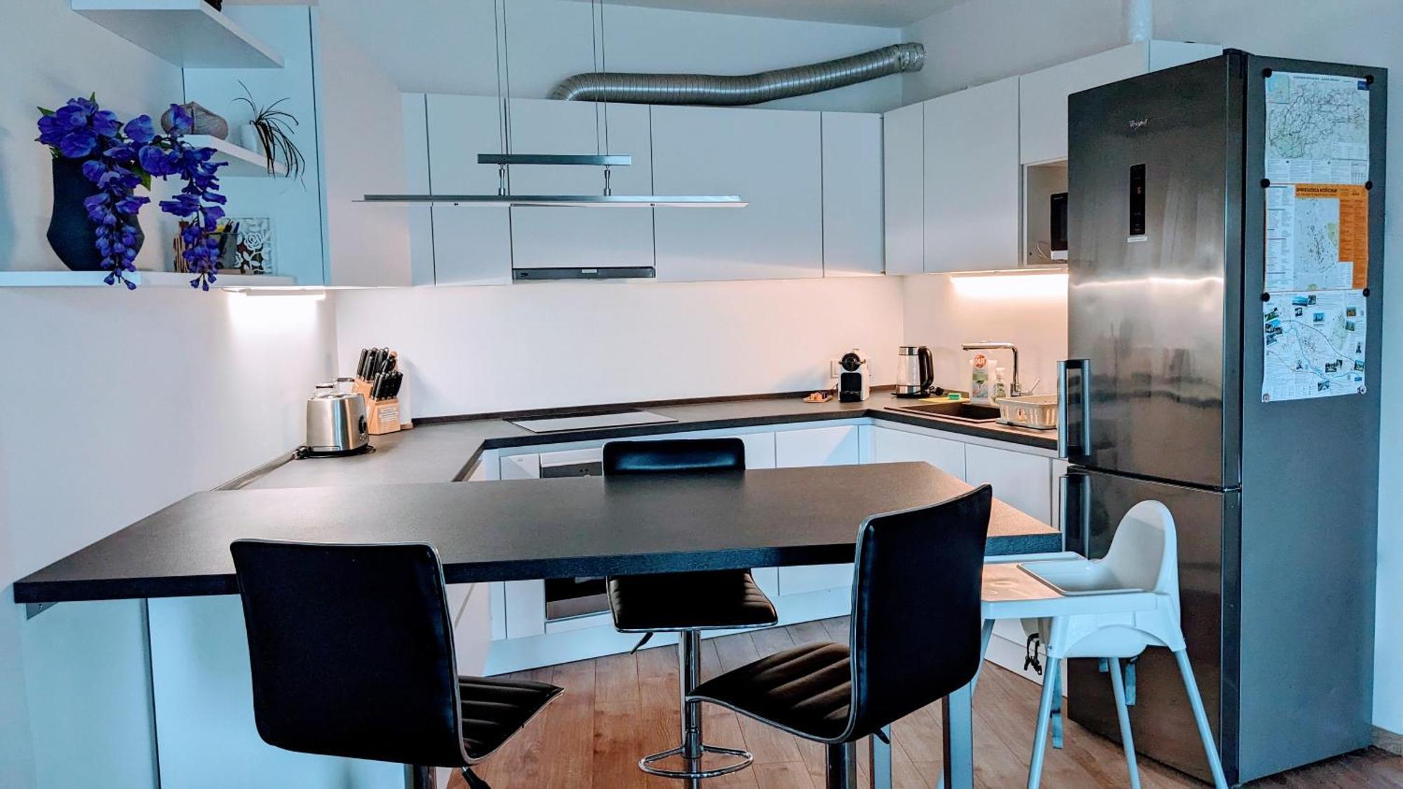 E2 Luxury Oldtown Apt - 2X Parking, Foodstore, Pcscreen, Netflix, Unlimited Music, Crib, Babychair, Fastwifi, Aircon 科希策 外观 照片